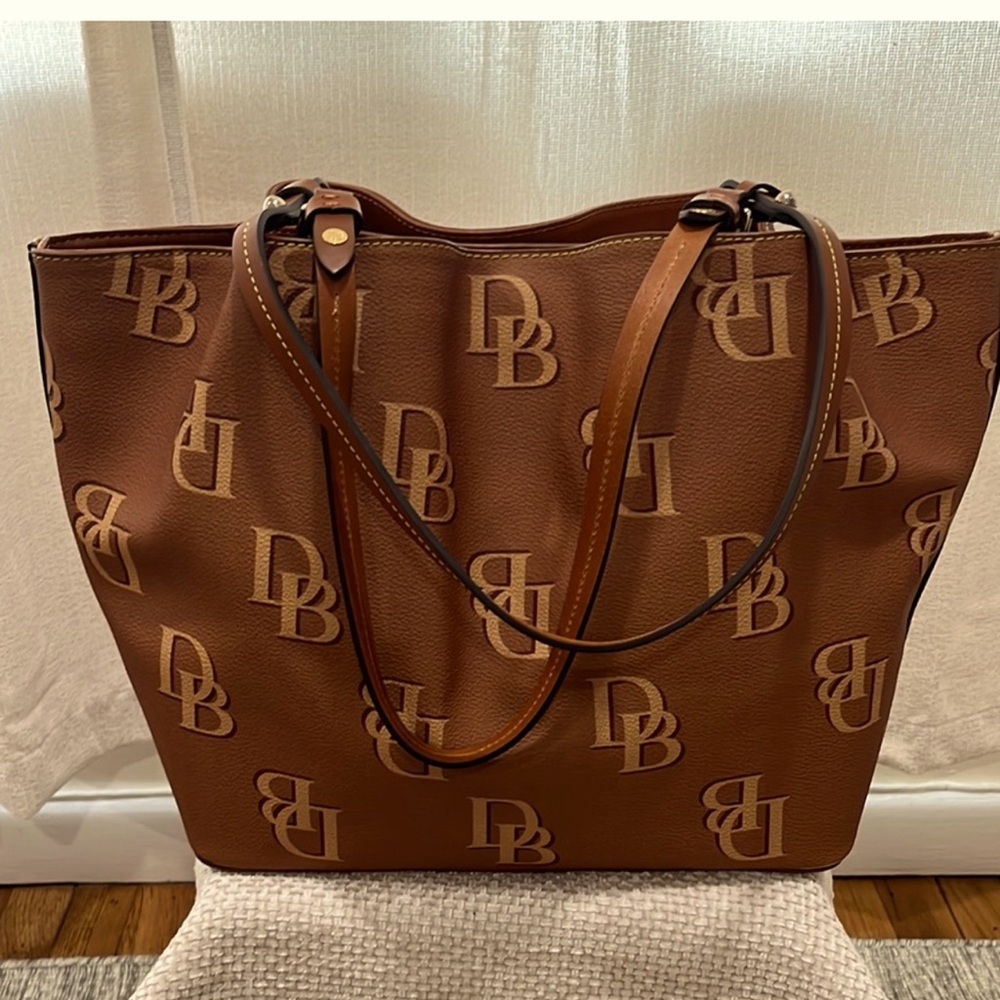 Dooney & Bourke large monogrammed Flynn shoulder bag NWOT in Saddle brown